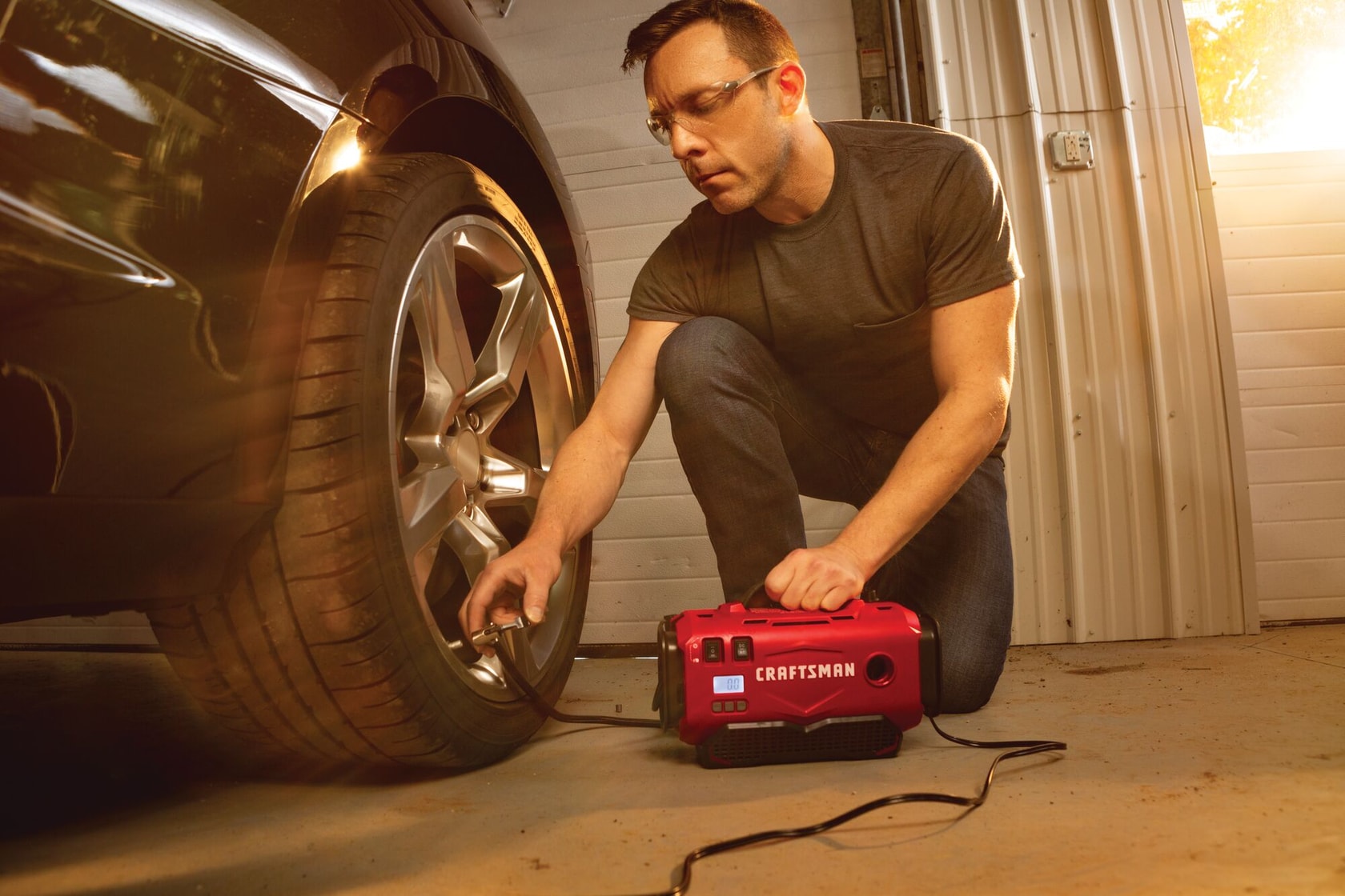 Cordless inflator tool only being used to inflate tyre.