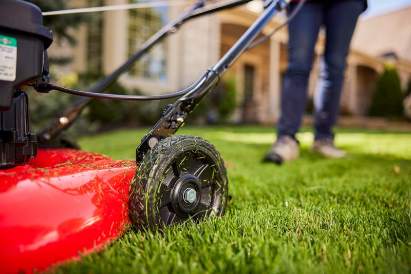 Zoom in on back wheels of M090 Walk-behind Mower